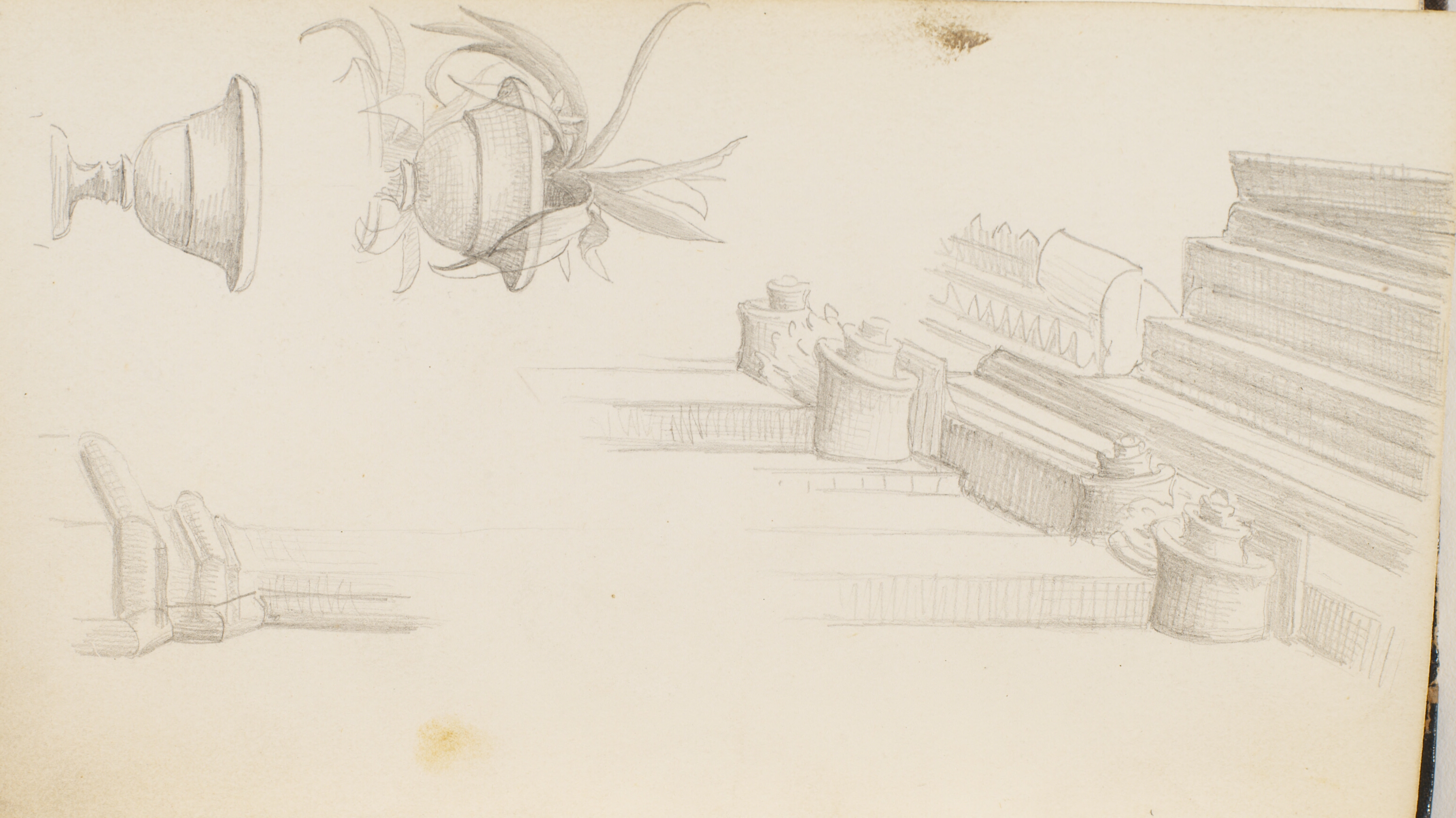To sandstensvaser, den ene tom, den anden med en agarveplante. Gesims med profilering og pilastre med korintiske kapitæler